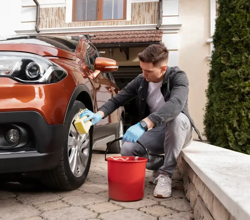 Lavage auto à domicile Thénouville : professionnel intervenant sur un véhicule
